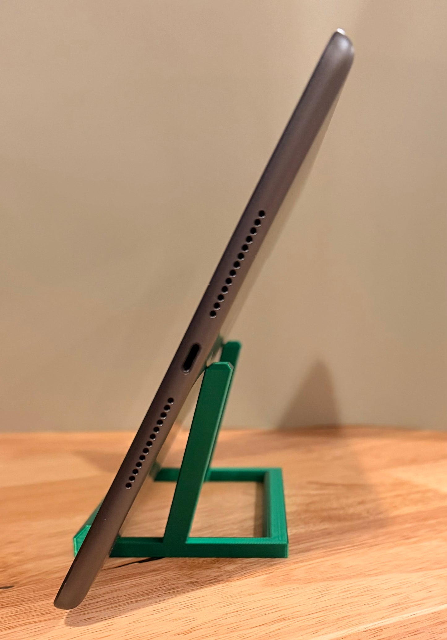 3D Printed iPad Stand – Minimal, Sturdy, Desk-Ready